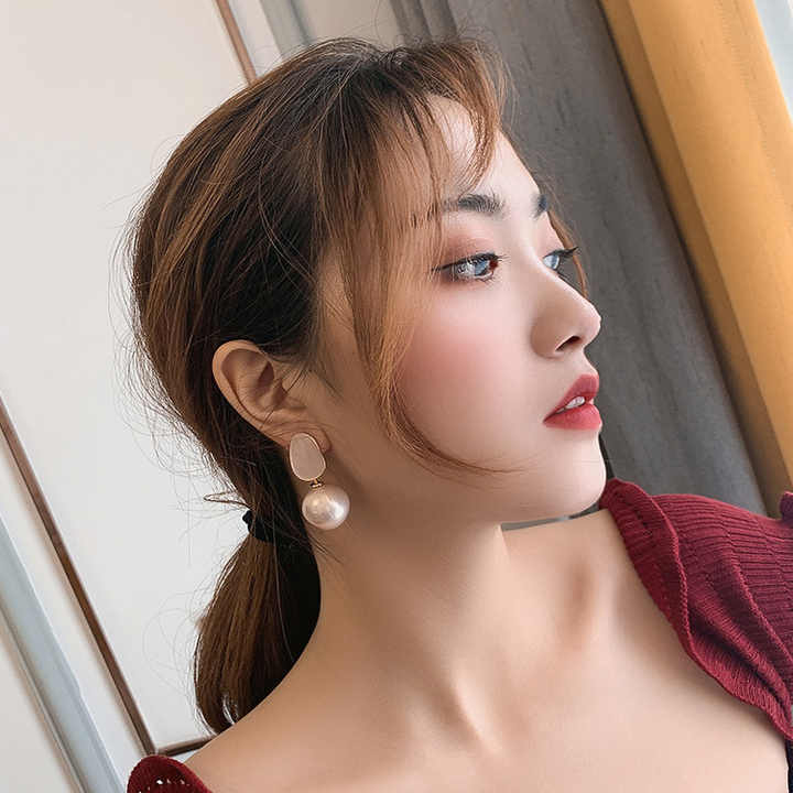 Elegant Pearl Stud Earrings - Image 2